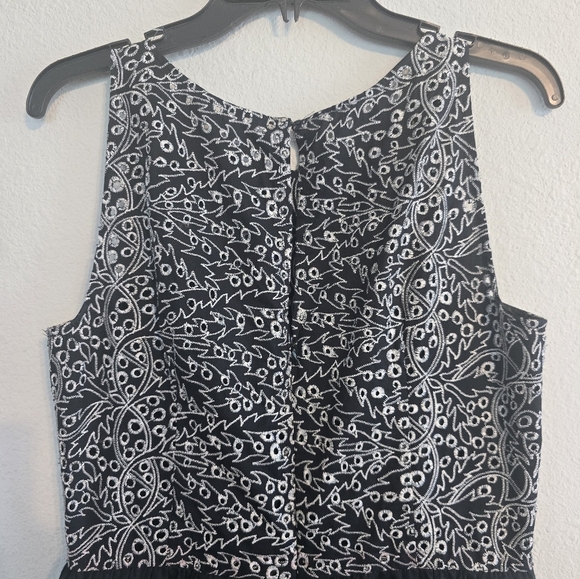 Flores & Flores Eyelet Sleevless Dress Sz 10 Black White Lined Sheath - Picture 11 of 14